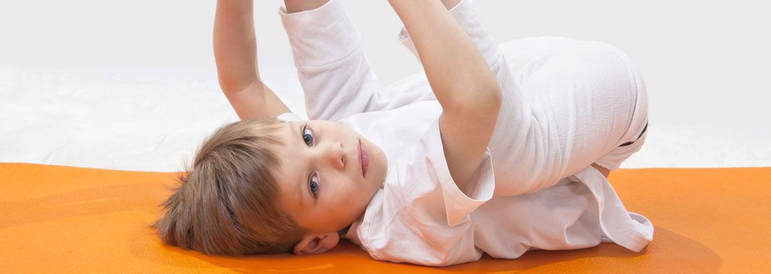 Centro Infantil Patuco niño realizando yoga